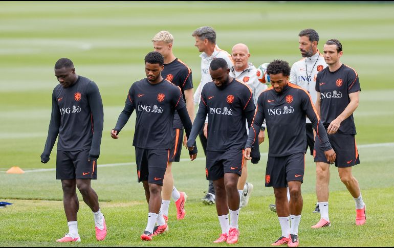 Los jugadores de la selección nacional de Países Bajos entrenan este jueves, en Kansas  para preparar el partido del Grupo F del Mundial 2026 que disputaran ante Suecia el próximo sábado. EFE/ J. RONCORONI