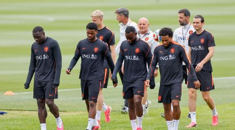Los jugadores de la selección nacional de Países Bajos entrenan este jueves, en Kansas  para preparar el partido del Grupo F del Mundial 2026 que disputaran ante Suecia el próximo sábado. EFE/ J. RONCORONI