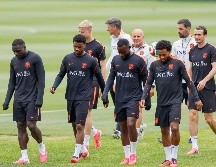 Los jugadores de la selección nacional de Países Bajos entrenan este jueves, en Kansas  para preparar el partido del Grupo F del Mundial 2026 que disputaran ante Suecia el próximo sábado. EFE/ J. RONCORONI