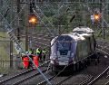 El personal de emergencia trabaja en un tren en las vías a las afueras de Bedford, Inglaterra, después del choque. AP/J. Lashmar