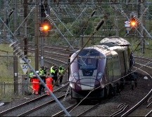 El personal de emergencia trabaja en un tren en las vías a las afueras de Bedford, Inglaterra, después del choque. AP/J. Lashmar