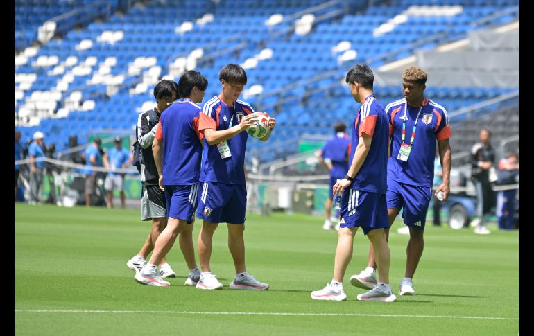 Los integrantes de la selección japonesa de futbol inspeccionan el terreno de juego del estadio de Monterrey, este viernes. EFE/M. Sierra