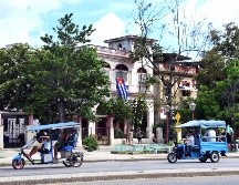 Imagen del 18 de junio de 2026 de pasajeros viajando a bordo de triciclos eléctricos por una avenida en La Habana, Cuba. XINHUA/J. Hernández