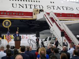 El presidente de Estados Unidos, Donald Trump, habla tras recorrer el nuevo avión presidencial Air Force One en la Base Conjunta Andrews, en Maryland. AP/M. Balce