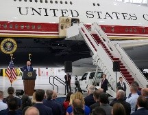 El presidente de Estados Unidos, Donald Trump, habla tras recorrer el nuevo avión presidencial Air Force One en la Base Conjunta Andrews, en Maryland. AP/M. Balce