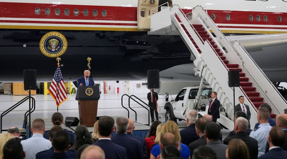 El presidente de Estados Unidos, Donald Trump, habla tras recorrer el nuevo avión presidencial Air Force One en la Base Conjunta Andrews, en Maryland. AP/M. Balce