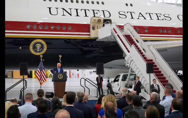 El presidente de Estados Unidos, Donald Trump, habla tras recorrer el nuevo avión presidencial Air Force One en la Base Conjunta Andrews, en Maryland. AP/M. Balce