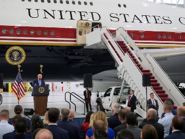 El presidente de Estados Unidos, Donald Trump, habla tras recorrer el nuevo avión presidencial Air Force One en la Base Conjunta Andrews, en Maryland. AP/M. Balce