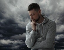 Los síntomas más comunes del TAE incluyen sentirse deprimido gran parte del día, perder el interés en actividades que antes se disfrutaban, tener poca energía y experimentar cambios en el apetito. ESPECIAL / CANVA