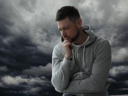 Los síntomas más comunes del TAE incluyen sentirse deprimido gran parte del día, perder el interés en actividades que antes se disfrutaban, tener poca energía y experimentar cambios en el apetito. ESPECIAL / CANVA