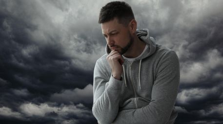 Los síntomas más comunes del TAE incluyen sentirse deprimido gran parte del día, perder el interés en actividades que antes se disfrutaban, tener poca energía y experimentar cambios en el apetito. ESPECIAL / CANVA
