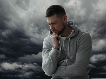 Los síntomas más comunes del TAE incluyen sentirse deprimido gran parte del día, perder el interés en actividades que antes se disfrutaban, tener poca energía y experimentar cambios en el apetito. ESPECIAL / CANVA