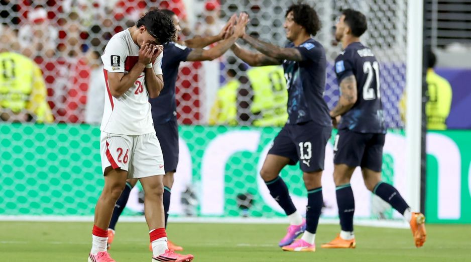Can Uzun se lamenta del gol de Paraguay, que terminó por sepultar las aspiraciones turcas. EFE/B. Fanjoy