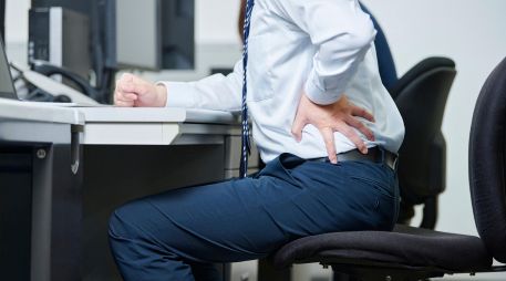 El dolor de espalda es una de las principales razones por las que los pacientes acuden a consulta médica en todo el mundo. ESPECIAL / CANVA