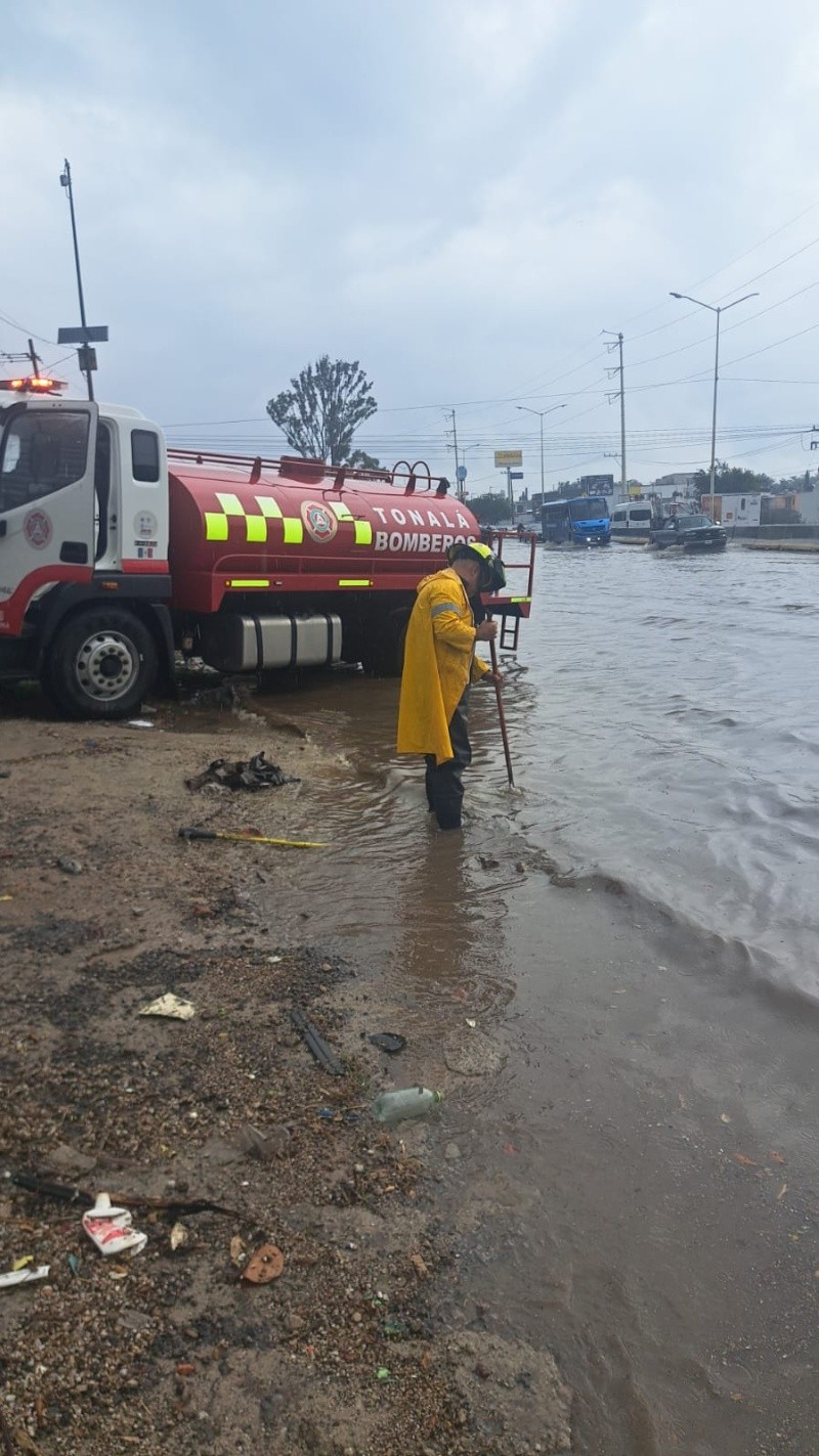 &nbsp;Bomberos de Tonalá en el encharcamiento que dejó la lluvia de esta mañana. ESPECIAL