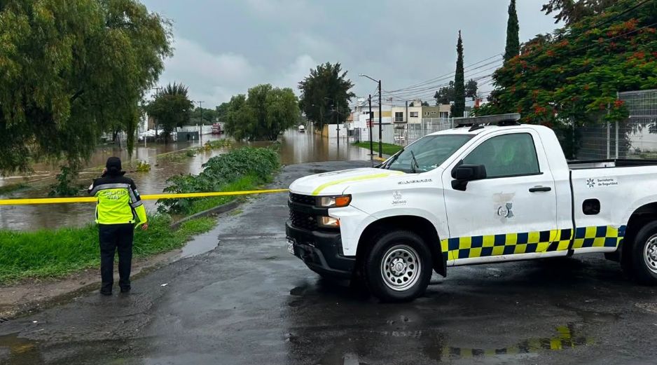 La tormenta que se presentó durante las primeras horas de este sábado dejó multiples afectaciones a lo largo del AMG. ESPECIAL / Policía Vial Jalisco