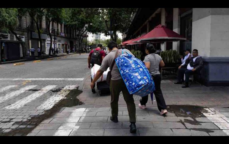 En medio de las labores de los trabajadores de limpieza, comerciantes capitalinos se sintieron aliviados. SUN/H. Salvador