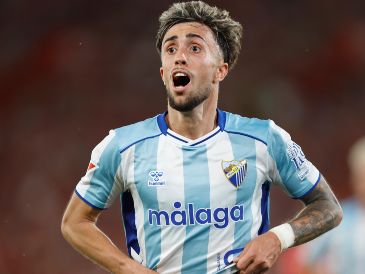 Los goles de Chupe y Larrubia encaminaron el ascenso malaguista pese al intento de reacción del Almería. EFE / J. Zapata.