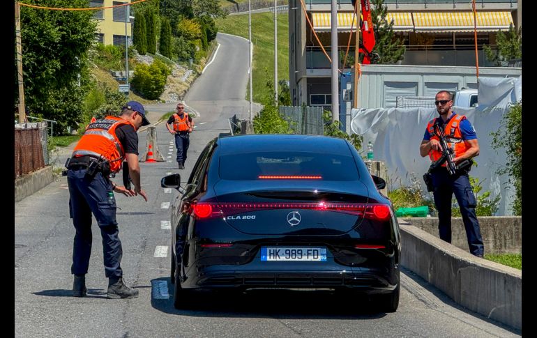 Control policial a la entrada del complejo de Burgenstock, donde se llevarán a cabo las negociaciones EU- Irán. EFE/A. Broto