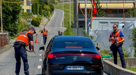 Control policial a la entrada del complejo de Burgenstock, donde se llevarán a cabo las negociaciones EU- Irán. EFE/A. Broto