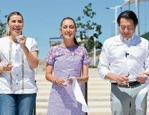 La gobernadora de Baja California, Marina del Pilar, la Presidenta de México, Claudia Sheinbaum, y el secretario de Educación, Mario Delgado, durante la entrega de tarjetas de la beca Rita Cetina en Tijuana. ESPECIAL