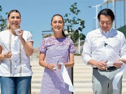La gobernadora de Baja California, Marina del Pilar, la Presidenta de México, Claudia Sheinbaum, y el secretario de Educación, Mario Delgado, durante la entrega de tarjetas de la beca Rita Cetina en Tijuana. ESPECIAL