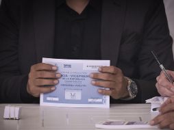 Jurados preparan material electoral este domingo, en la segunda vuelta de las elecciones presidenciales que elegirá a quien gobernará a Colombia en el periodo 2026-2030. EFE/ N. Pedraza