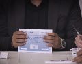 Jurados preparan material electoral este domingo, en la segunda vuelta de las elecciones presidenciales que elegirá a quien gobernará a Colombia en el periodo 2026-2030. EFE/ N. Pedraza