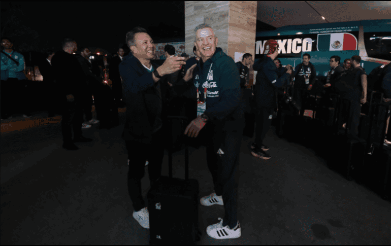 Pablo Lemus despide a Javier Aguirre y a los seleccionados mexicanos tras su estancia en Jalisco. X / @PabloLemusN