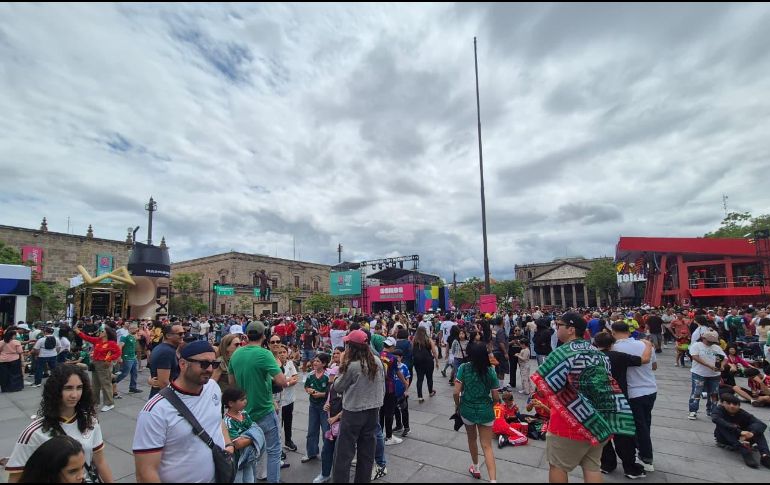 Las familias aprovecharon el domingo para tomarse fotos frente al Teatro Degollado, la pantalla gigante detrás de la Catedral Metropolitana y para caminar a lo largo de los espacios que abarca el Fan Fest. EL INFORMADOR/ O. González