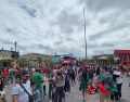 Las familias aprovecharon el domingo para tomarse fotos frente al Teatro Degollado, la pantalla gigante detrás de la Catedral Metropolitana y para caminar a lo largo de los espacios que abarca el Fan Fest. EL INFORMADOR/ O. González
