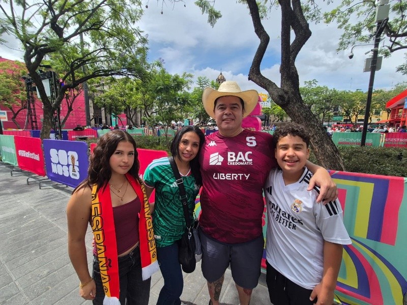 Karina, en compañía de sus hijos Adriana y Samuel y su esposo Enrique.&nbsp;EL INFORMADOR/ O. González