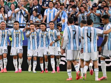 Una victoria dejaría a cualquiera de los dos equipos muy cerca de asegurar su presencia en la siguiente ronda. EFE/A. KONTRAS