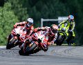 Marc Márquez se impuso en Brno por delante de Ai Ogura y Francesco Bagnaia para recortar distancias en el campeonato. EFE.