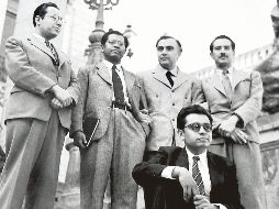 Moncayo (sentado en las escaleras) formó parte de un grupo de compositores mexicanos impulsados por Carlos Chávez, con quien estudió composición y dirección orquestal. ESPECIAL
