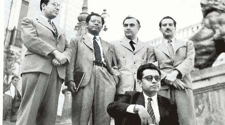 Moncayo (sentado en las escaleras) formó parte de un grupo de compositores mexicanos impulsados por Carlos Chávez, con quien estudió composición y dirección orquestal. ESPECIAL