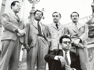 Moncayo (sentado en las escaleras) formó parte de un grupo de compositores mexicanos impulsados por Carlos Chávez, con quien estudió composición y dirección orquestal. ESPECIAL