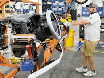 Las reglas de origen para vehículos y autopartes es uno de los temas centrales de las discusiones para la revisión del tratado comercial entre México, Estados Unidos y Canadá. AFP