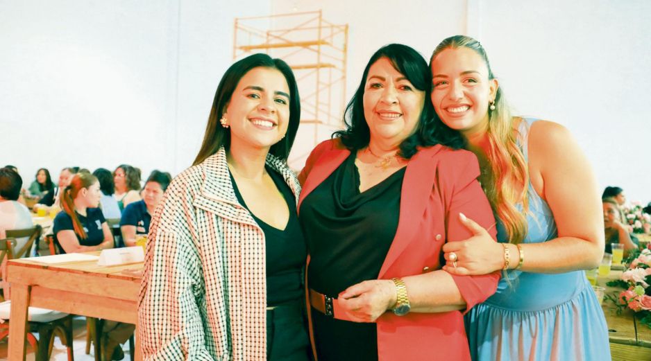 Isaura Amador, coordinadora general de Cercanía Ciudadana de Zapopan, encabezó un encuentro con 243 mujeres que participan del programa Todas de Cerca, dirigido por Tania Ponce. ESPECIAL