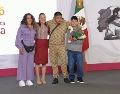 La Presidenta Claudia Sheinbaum dio la bienvenida a Carla Gómez, sus hijos Carlos y Cristian, y al famoso pato Merlín, quien se ha convertido en la "mascota no oficial" de la justa mundialista. ESPECIAL