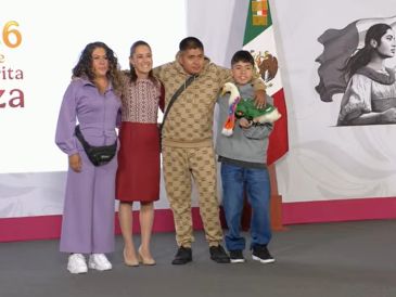 La Presidenta Claudia Sheinbaum dio la bienvenida a Carla Gómez, sus hijos Carlos y Cristian, y al famoso pato Merlín, quien se ha convertido en la "mascota no oficial" de la justa mundialista. ESPECIAL
