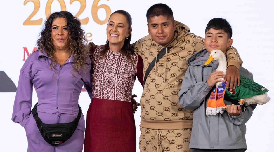 La Presidenta Claudia Sheinbaum dio la bienvenida a Carla Gómez, sus hijos Carlos y Cristian, y al famoso pato Merlín, quien se ha convertido en la 