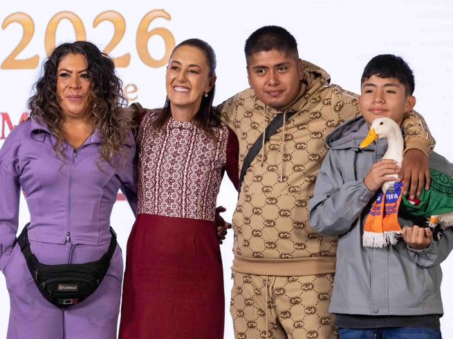 La Presidenta Claudia Sheinbaum dio la bienvenida a Carla Gómez, sus hijos Carlos y Cristian, y al famoso pato Merlín, quien se ha convertido en la 
