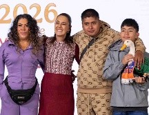 La Presidenta Claudia Sheinbaum dio la bienvenida a Carla Gómez, sus hijos Carlos y Cristian, y al famoso pato Merlín, quien se ha convertido en la 
