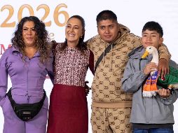 La Presidenta Claudia Sheinbaum dio la bienvenida a Carla Gómez, sus hijos Carlos y Cristian, y al famoso pato Merlín, quien se ha convertido en la 