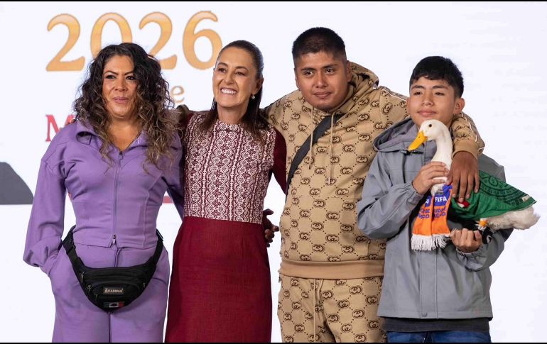 La Presidenta Claudia Sheinbaum dio la bienvenida a Carla Gómez, sus hijos Carlos y Cristian, y al famoso pato Merlín, quien se ha convertido en la 