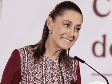 "Las mujeres podemos ser lo que queramos ser", dijo Sheinbaum tras el anuncio de la FIFA sobre Katia Itzel García. EFE/J. Méndez