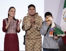 Karla Ivette Gómez, dueña del Pato Merlín, al dar a conocer que este lunes acudirá al Instituto Mexicano de la Propiedad Industrial (IMPI). EFE/J. MÉDEZ