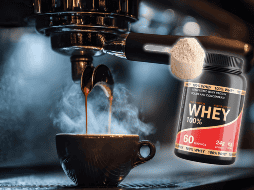 Cuando se prepara de forma correcta (disolviendo el suplemento en frío antes de añadir el café o preparándolo estilo iced coffee) la proteína actúa como un sustituto de la crema o la leche. CANVA