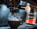 Cuando se prepara de forma correcta (disolviendo el suplemento en frío antes de añadir el café o preparándolo estilo iced coffee) la proteína actúa como un sustituto de la crema o la leche. CANVA